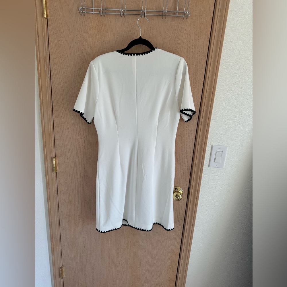 *LIKE NEW Alexia Admor Jaiya Contrast Trim Mini Dress - Picture 3 of 9